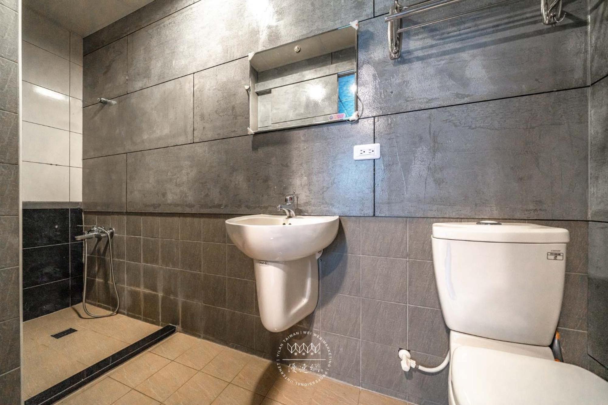 羅東夜市 工業loft旅宿 Loft House Лодун Екстер'єр фото